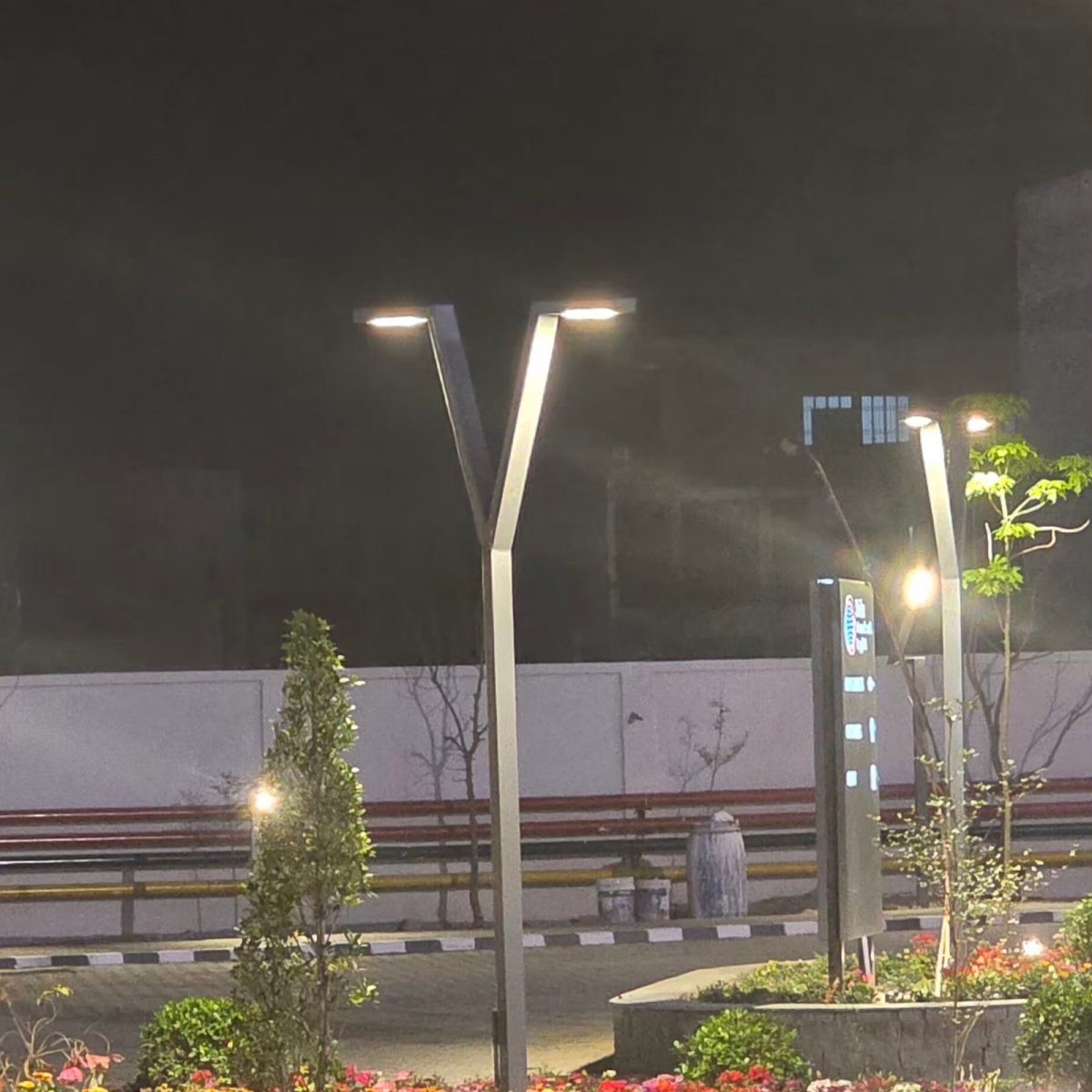Y shaped modern designed garden pole light — premium lighting product available from DEEN ELECTRIC Rawalpindi